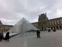 来ました～！ルーヴル美術館のピラミッド！