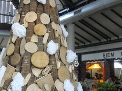 シェムリアップ飛行場のクリスマスツリーかな。
帽子とか編んだかごなどが飾られていた。