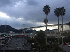 この旅館からは関門大橋が目の前。こんなに良いロケーションなのに
ちょっと寂れた感満載で惜しい感じです。
