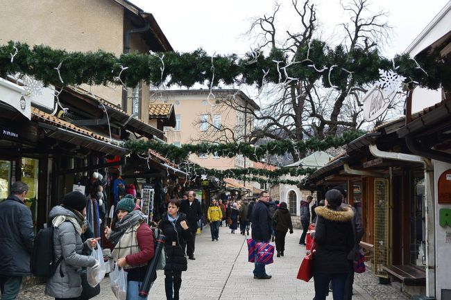 ガジ・フスレヴ・ベイ・モスクのある通り。<br /><br />1月中旬でもまだクリスマスの雰囲気が残っています。