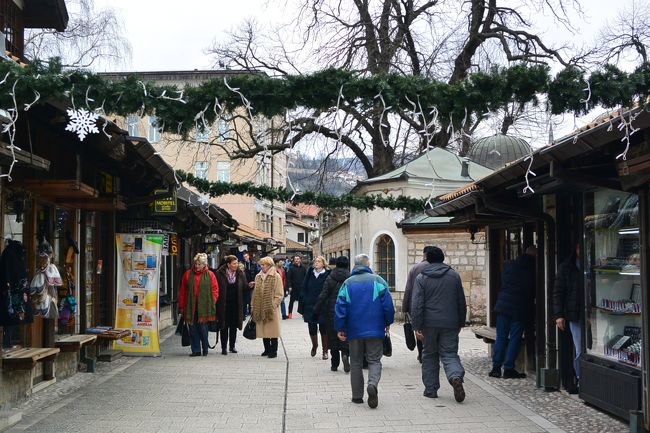 ガジ・フスレヴ・ベイ・モスクのある通り。