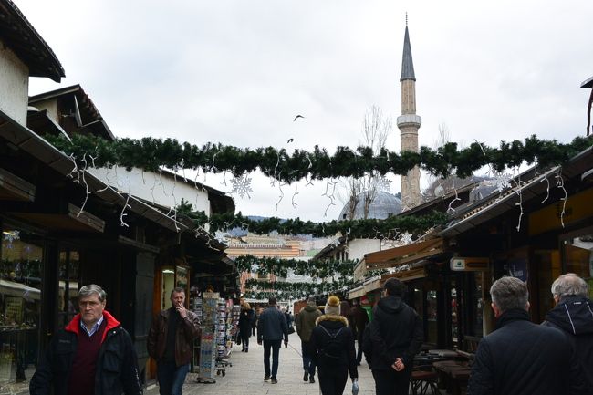 ガジ・フスレヴ・ベイ・モスクのある通り。