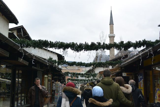 ガジ・フスレヴ・ベイ・モスクのある通り。