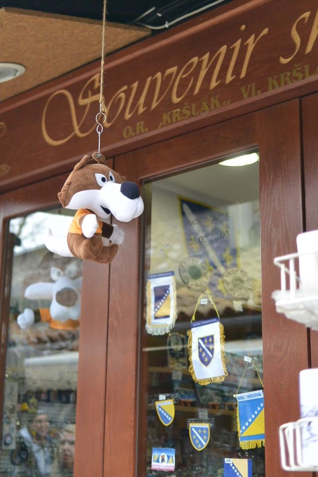 ガジ・フスレヴ・ベイ・モスクのある通りのお土産屋さん。<br /><br />軒先にサラエボオリンピックのマスコットブチコがつるされていました。<br /><br />ブチコは、ユーゴスラビアに生息したとされる伝説のオオカミがモチーフ。