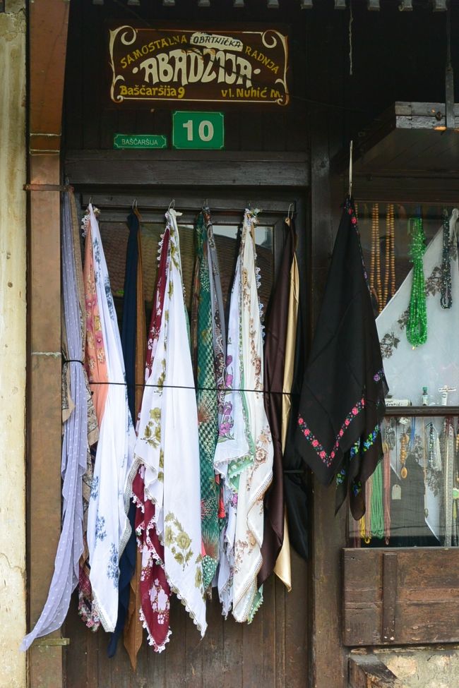 バシチャルシヤ広場のお店。<br /><br />モスクに入るときに身に着けるスカーフが売っています。