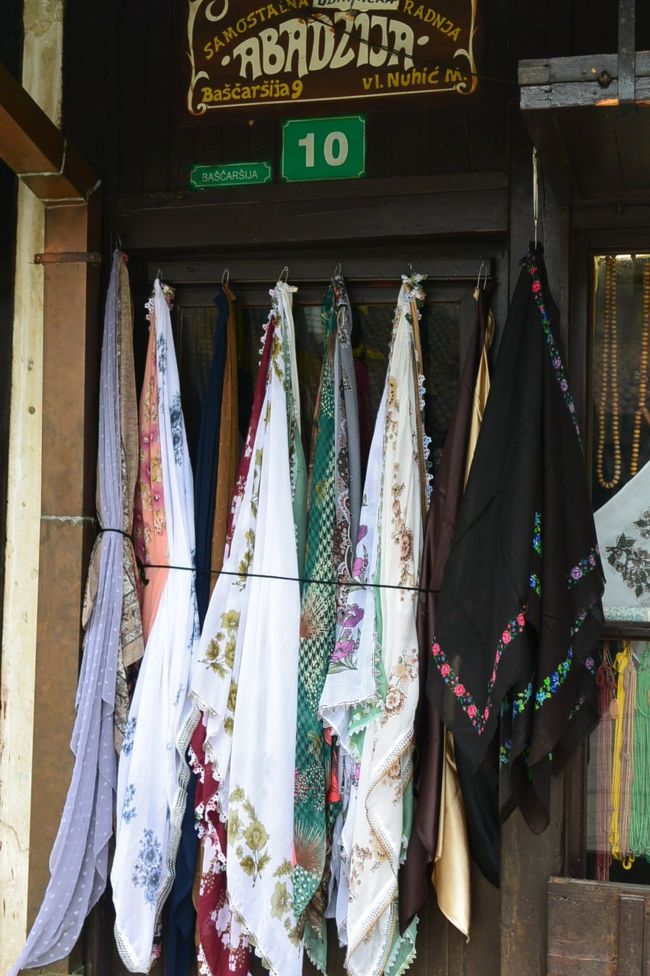 バシチャルシヤ広場のお店。