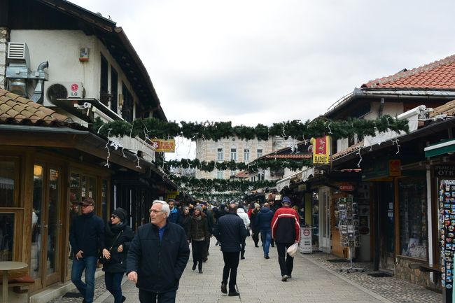 ガジ・フスレヴ・ベイ・モスクのある通り。