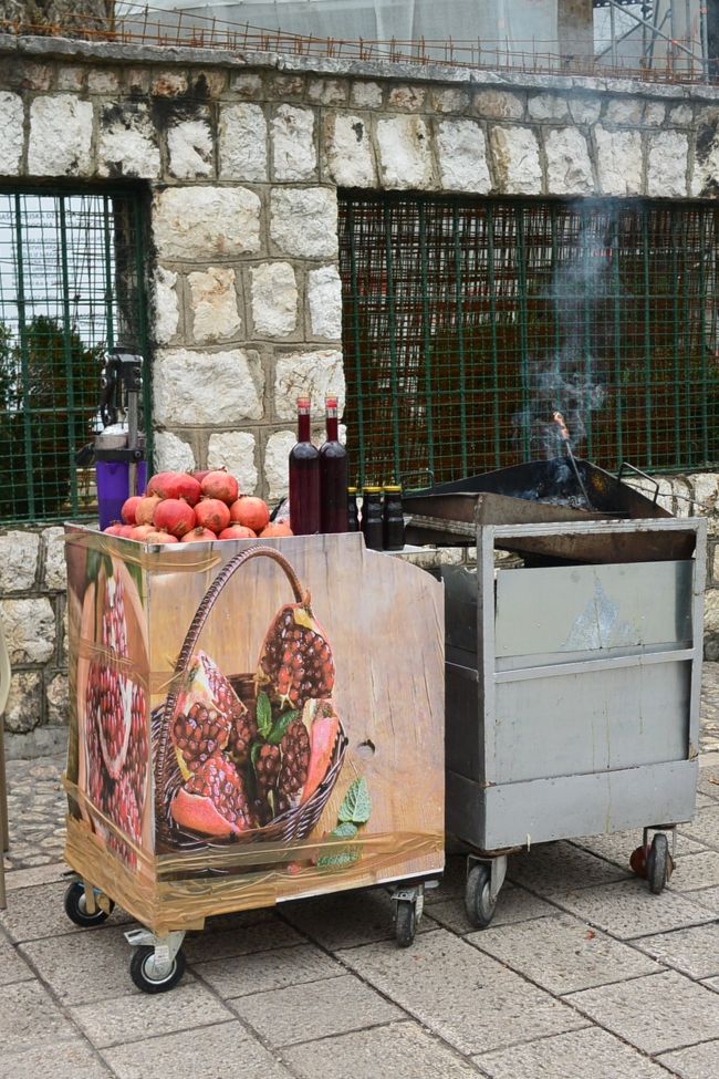 バシチャルシヤ広場のザクロジュース屋さんと焼き栗屋さん。