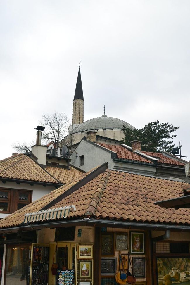 いつもと別の角度からのガジ・フスレヴ・ベイ・モスク。