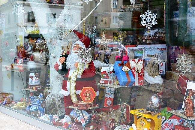 1月下旬だけど、まだまだクリスマスな雰囲気なスーパーのショーウィンドー。