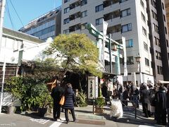 神田神社前　天野屋

有名な甘酒屋、長蛇の列が出来ています。