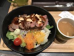 成田空港からカタール航空で出発。
カタール航空は成田出発が最も遅い１０時の便。
そこで飛行機に乗る前に腹ごしらえ。出国後、”おぼんdeごはん”というレストランでステーキ丼食べました。
美味しかったです。