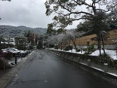 次の日の朝起きると雪景色でした。
南禅寺に向かいます。
料亭の立派な門が長々と続きます。