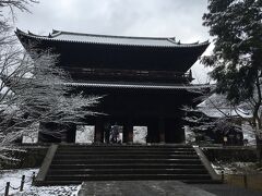 雪の山門