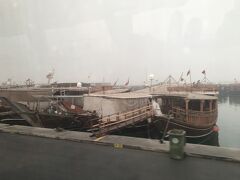 パールハーバー（とかいう名前）の港。趣のある船がたくさん並んでいました。