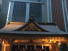 コレドの隣、福徳神社にご挨拶。時間的にちょっと遅く、御朱印はいただけませんでした・・・。ビルの間にすごくきれいに再建されています。モダンを少し残しつつ伝統的な神社を違和感なく。このあたりの再開発、三井と日本設計が担当していたと思いますが、いいですね。。。
