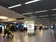 ストックホルムアーランダ空港に到着です。今回ストックホルムへはカタール航空にてやってきました。そちらの搭乗記とカタールドーハでの滞在記は、カタール航空搭乗記に記載しています。
ストックホルムに到着したのは夜の８時過ぎ。
Uberでホテルまで向かいます。運転手の方が陽気な方で色々とお話しながらホテルまでたどり着くことができました。