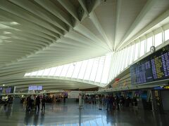 夕方の飛行機でリスボンへ向かいます。ということでビルバオ空港へ。この空港もズビズリ橋と同じくサンティアゴ・カアトラバが設計したそうです。ステキですね～