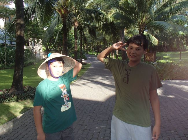 これから朝食に行きます。<br />The level roomの宿泊者はラウンジでもレストランでも朝食を摂ることができます。<br />今日はメインのレストランへ行ってみます。<br />緑の中を歩いて向かいます。気持ちがいいですね。