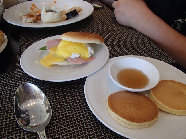 エッグベネディクトとパンケーキ<br />注文してまで食べる感じでもない…(´･_･`)