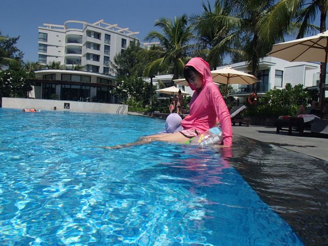 子供たちも暑くてフードかぶります。