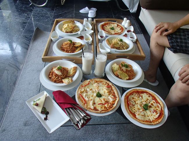 お昼ご飯はルームサービスにしました。<br />こちらもリーズナブルです。