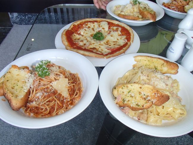 パスタやピザを頼みました。<br /><br />外はあまりに暑くて、プールサイドにもいられないほど。ほとんど昼間は部屋で休んでいました。