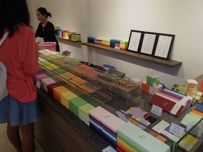 夕方になり、ホテルで頼んだタクシーでホイアンへ。<br />ここは、フェバチョコレートのホイアン店。<br />7時までとの事でしたが、少し延長してくれました。保冷バッグも売っているし、袋や箱も色とりどりでかわいいお店でした。お土産にチョコレートを購入しました。