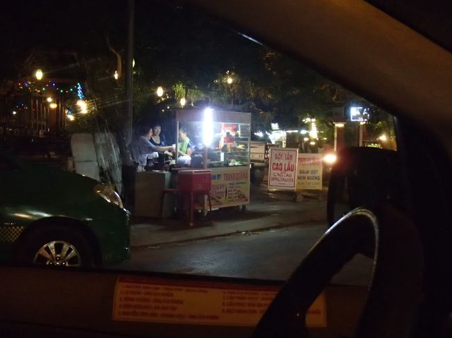 その後は、日本橋へ行こうと思って待ってもらったタクシーで向かいます。<br />途中、屋台でバインミーを購入。