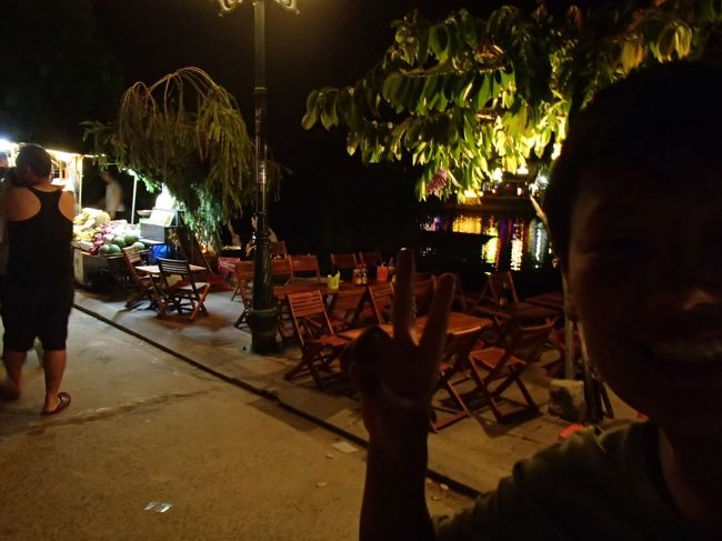 川沿いにお店が立ち並んでいます。<br />夜は涼しくなって出歩くのも楽です(o^^o)