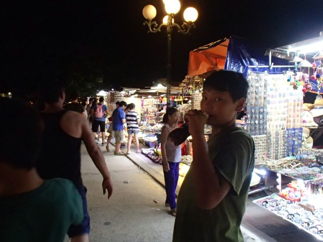 お土産もたくさん売っています。縁日みたいです。