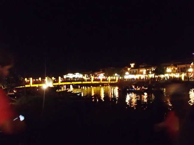 橋の上にもたくさん人がいます。<br />とても混んでいました。