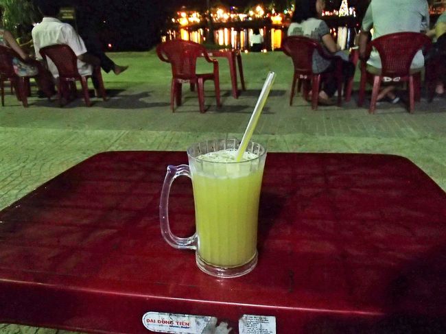 すると、何か買わなきゃいけないみたいで、何を買うのかついて行くと、サトウキビジュースでした。生のサトウキビを機械で絞り、氷と混ぜて1杯100円ほどでした。<br />飲みたくなかったけど椅子に座りたいので2人で1杯だけお願いしました。<br />1口飲んで美味しかったけど、氷に不安があったのでほぼ残しました。