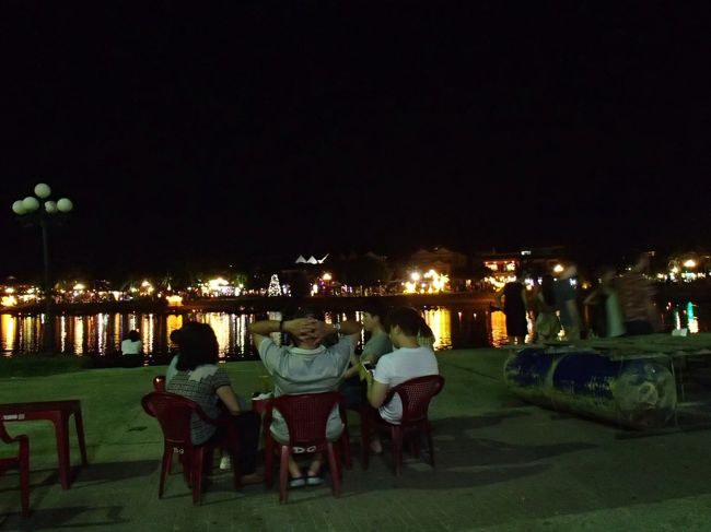 1周するのは母の足が無理なので、わたしと母で半周して椅子に座りました。