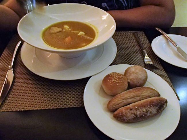 混みあっているので子供たちは1周してきて、そろそろホテルに戻ります。<br />夕食をどこかでと思ったけど、結局、ホテル内のレストランで食べることにしました。