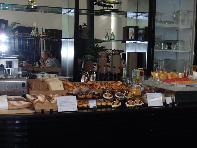 ラウンジの朝食