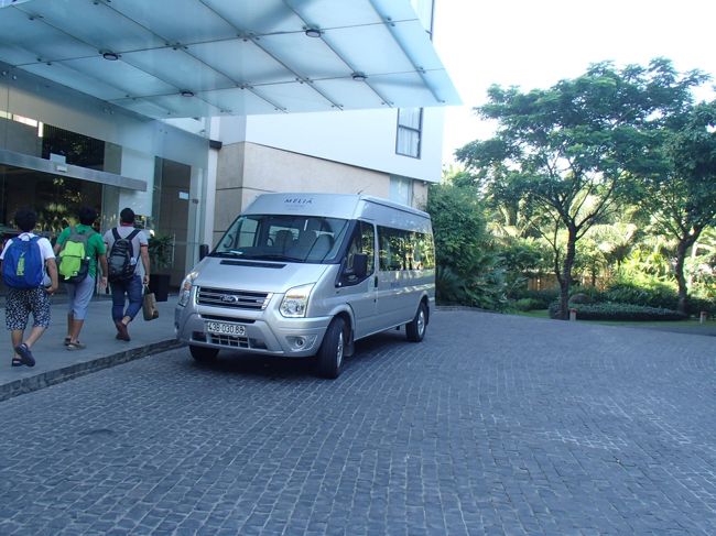 この車で空港まで送ってくれます。キレイで良かったです。<br />メリアダナンはわざわざクラブルームでなくてもいいかな？って感じでした。クラブの特典がたいしたことないし、ラウンジの飲み物や食べ物もイマイチだし…(´･_･`)<br />なかなか、良いラウンジ付きのお得な価格のクラブルームが見つからない…バリがいいのかなぁ？