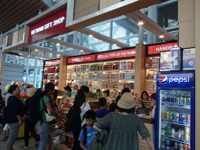 日本行きの時間なので日本人だらけです。<br />そういえば、メリアダナンも日本人がたくさん来ていました。