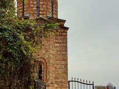 ワンちゃんに付いていくと山の中腹の教会へ。
門が開いていたので入ってみる。バックが真っ白なんですが。