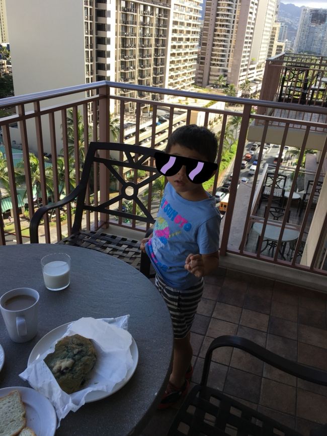 タロさんも朝ごはん食べまーす‼️<br />牛乳は必須です！<br /><br />今日は１０時にはＫちゃん一家は空港へ出発します。お見送りの前にヒルトンタイムシェア説明会に参加です。←ポイントゲットのため（笑）