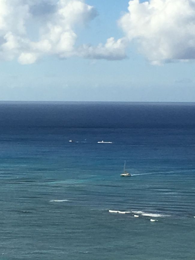 奥の方に見えるの、昨日乗った潜水艦かなぁと思ってパシャリ。<br /><br />もちろん買うお金ないので、説明会はサクサク終了です😄