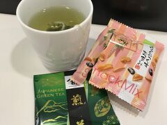 時間ないのに、お茶とおかきでほっと一息。