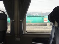 篠ノ井駅。

緑のタキ(タンク車）が見えます。これは先日、とのっちさまが名古屋で追いかけていたヤツなんでしょうか。