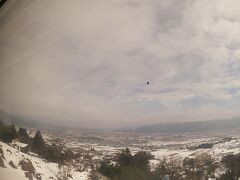 姨捨駅付近。

ちょっと、雪でいまひとつはっきりしませんが雄大な景色が眼下に広がります。ここはスイッチバック式で知られる姨捨駅で途中下車してゆっくりこの景色を眺めたら最高ですね。