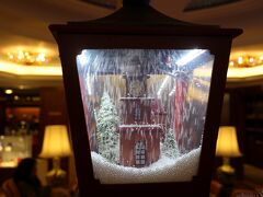 タクシーでホテルまで戻ってきました。
エバグリーンローレルホテル　こじんまりとしたロビーです。
雪が降ってます。
