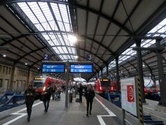どこか行く所は無いかと地球の歩き方を読み漁り、ちょっと郊外にある温泉はどうかと電話をしてみると営業しているとの事。
ヴィースバーデン（Wiesbaden)へ向けて電車に乗って出発！
30分位でヴィースバーデン中央駅に到着です。結構立派な中央駅です。

