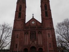 途中にあった立派な教会はマルクト教会と言うそうでヴィースバーデンで一番高い建物だとか（98m）