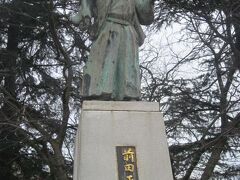 そして、前田正甫公の像を見ていきましょう。

薬の町富山の礎を築いた方ですね。