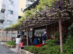 …の途中にお目当ての甘味その２。
船橋屋のくずもち～
って並んでる(;・∀・)

なのでさっくりお土産用に一つだけくずもちをお買い上げ～