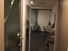 　札幌すみれホテルに到着。時計台の手前左にありました。
　チェックインして、お部屋に入ります。